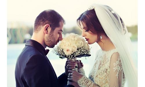 Svatební pár v elegantním saku a šatech