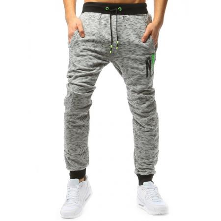Férfi nadrág és szürke melegítőben STYLE