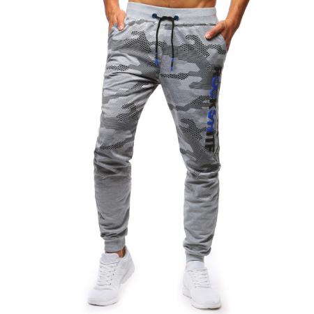 Férfi szürke melegítőben STYLE