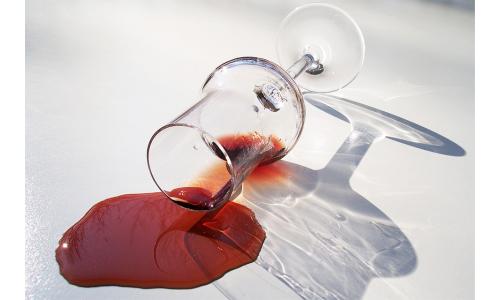 Červené víno rozlité na bílý ubrus