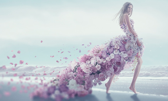 Žena v dlouhých šatech s květinovým vzorem
