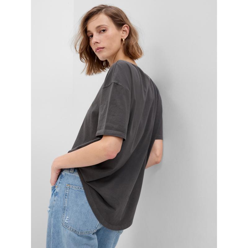 Póló virágos logóval