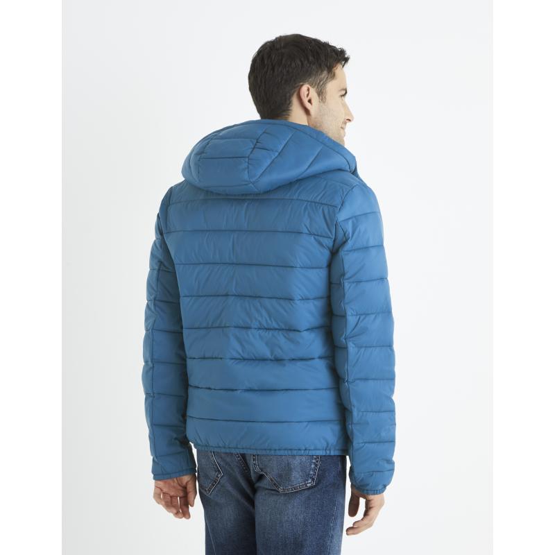 Könnyű steppelt kabát kapucnival