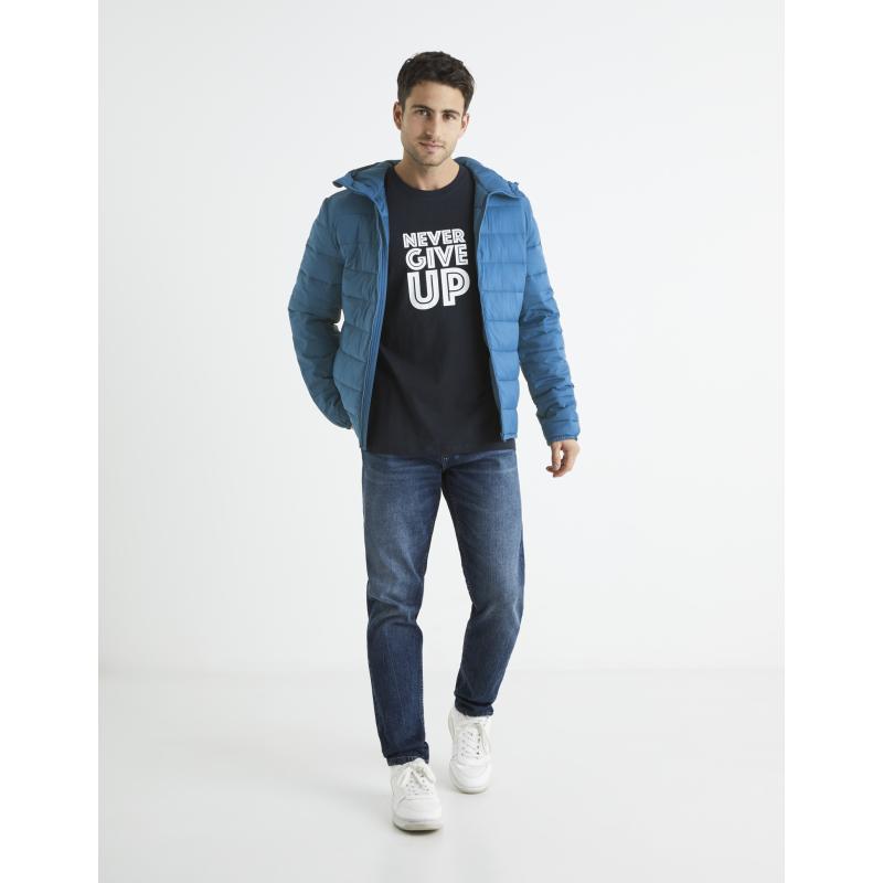 Könnyű steppelt kabát kapucnival