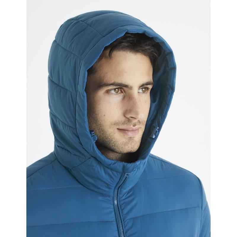 Könnyű steppelt kabát kapucnival