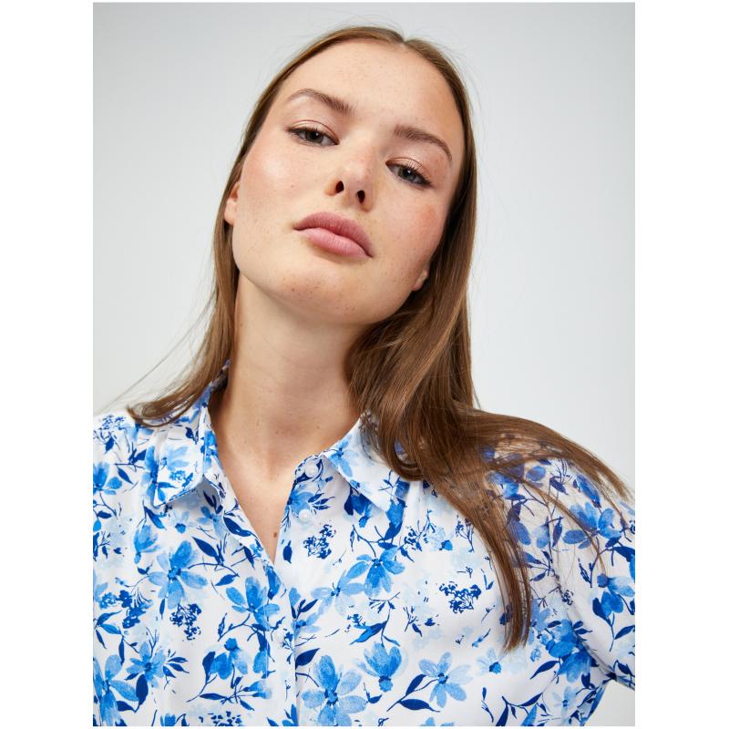 Bílo-modrá květovaná košile s uzlem
