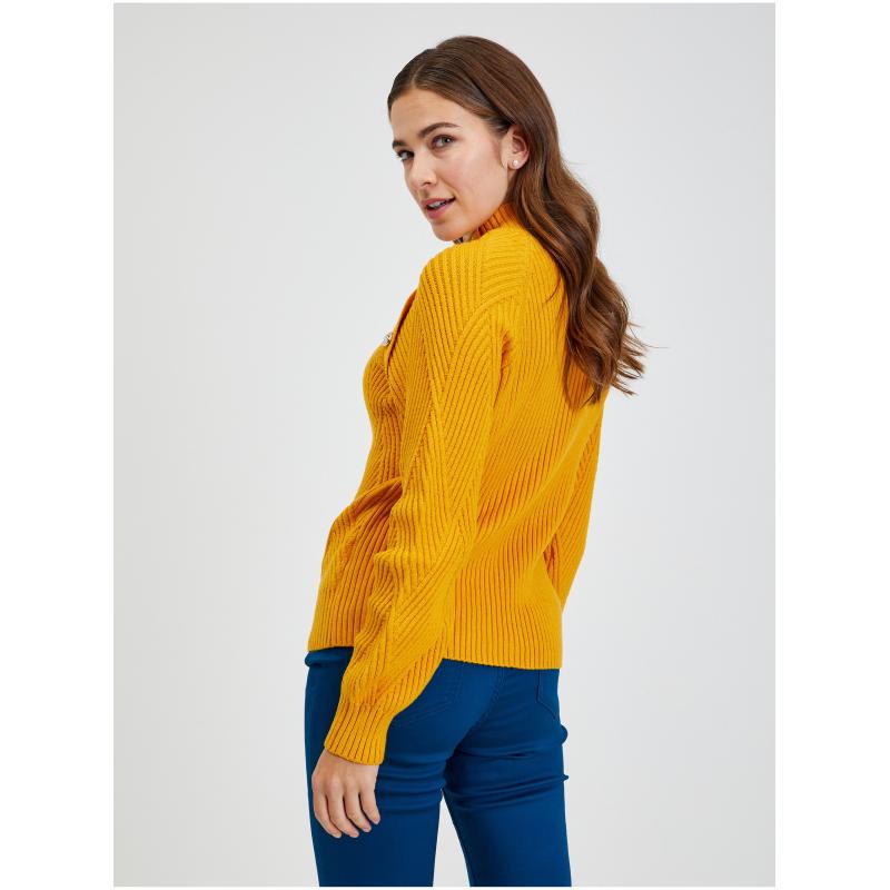 Žltý dámsky rebrovaný sveter s ozdobnými gombíkmi