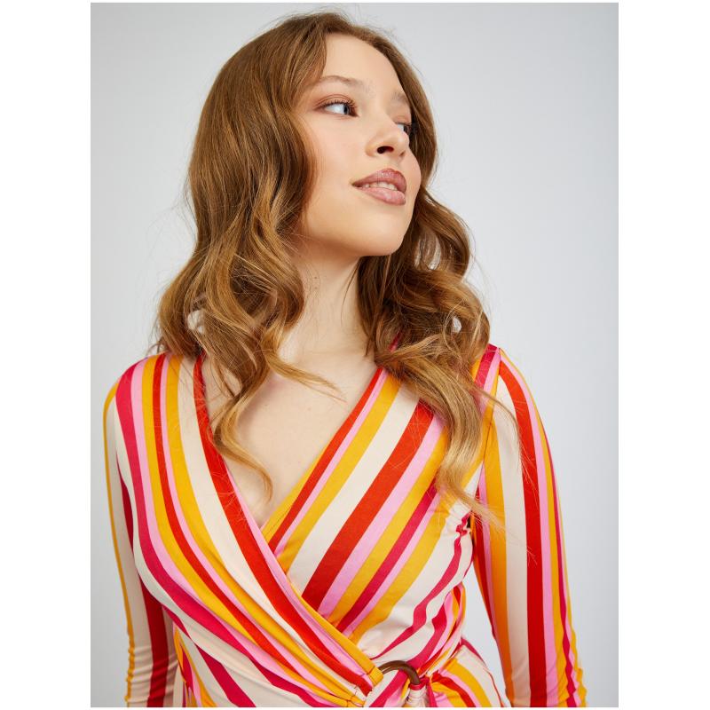 Červené a oranžové dámske pruhované šaty