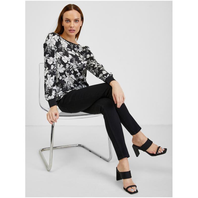 Biela a čierna dámska kvetovaná blúzka