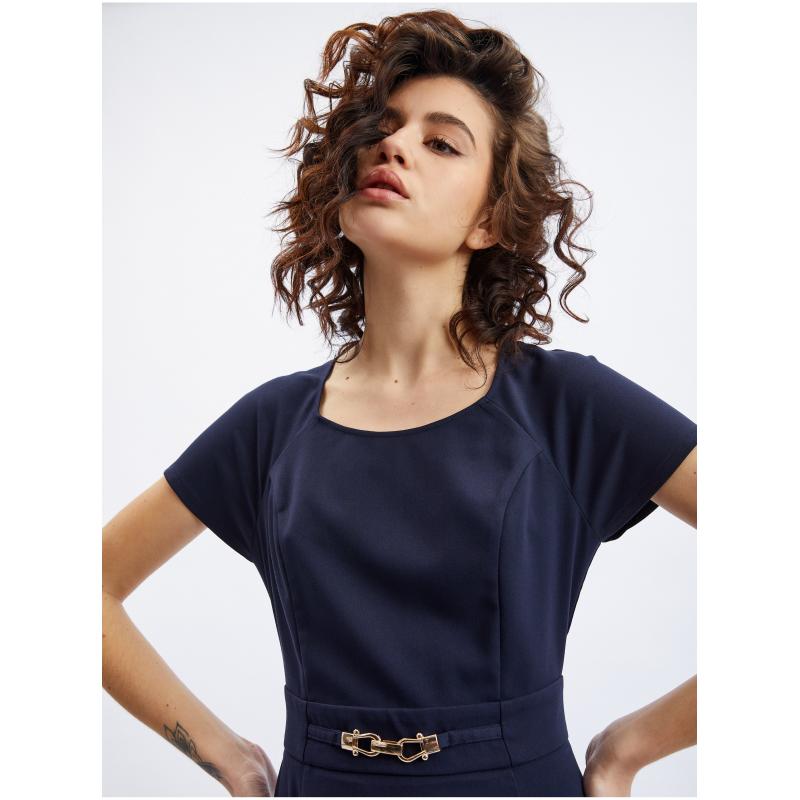 Tmavomodré dámske šaty s opaskom