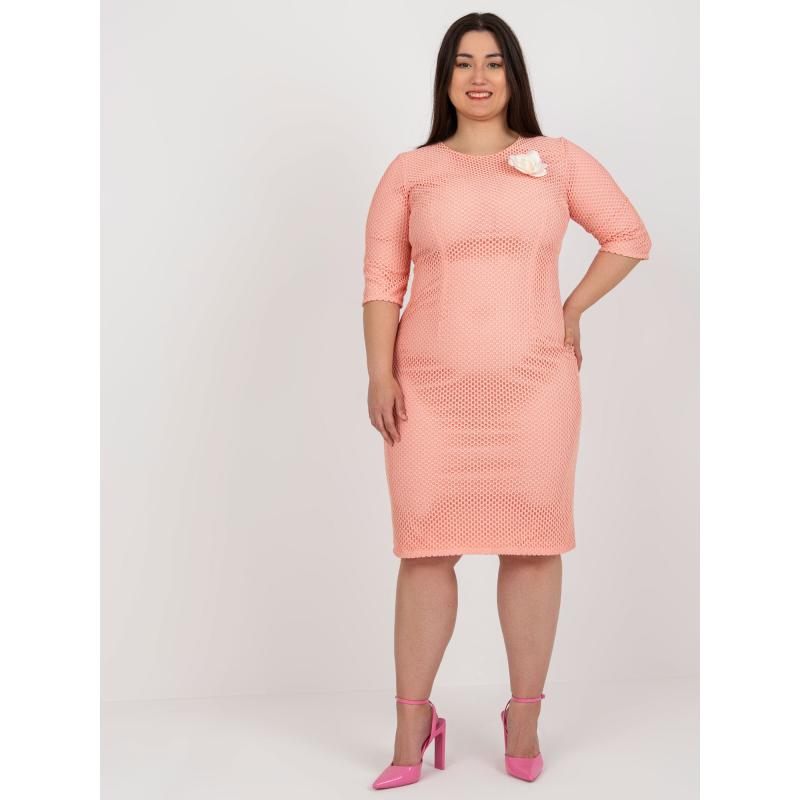 Dámské šaty s květinou plus size NEY broskvové