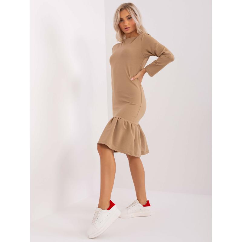 Női ruha fodros szegéllyel LU sötétbézs színű