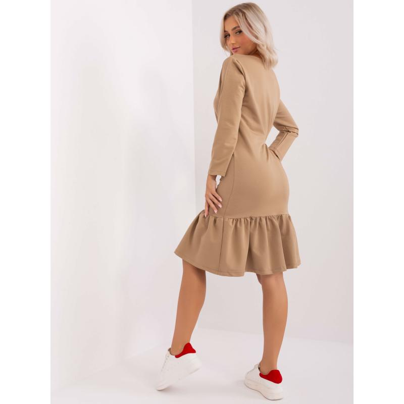 Női ruha fodros szegéllyel LU sötétbézs színű