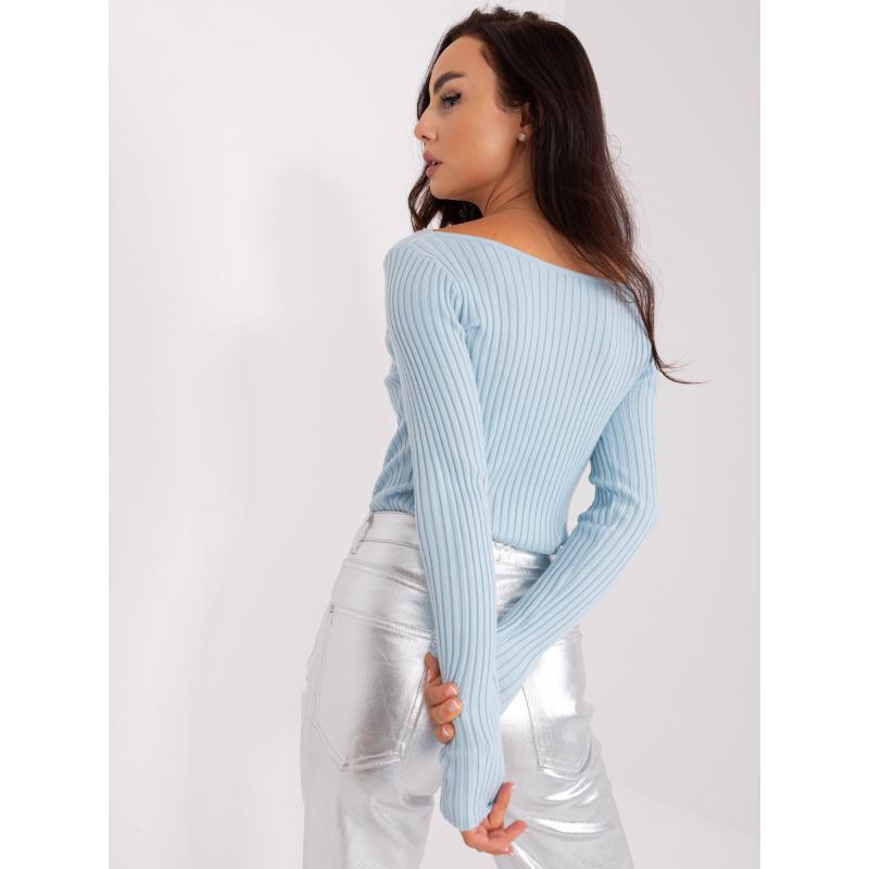 Světle modrý žebrovaný klasický svetr