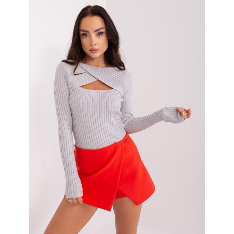 Světle šedý žebrovaný pletený svetr