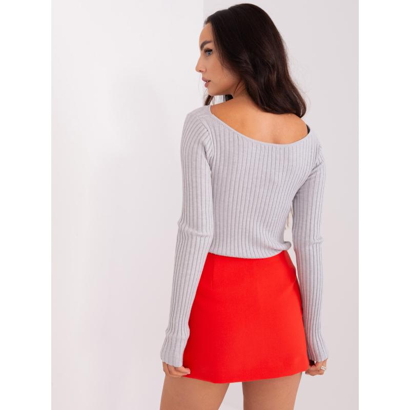 Světle šedý žebrovaný pletený svetr