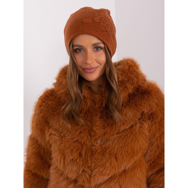 Női sapka OMC applikációval világosbarna