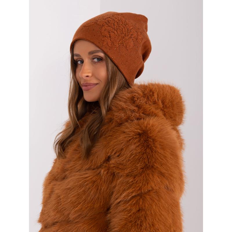 Női sapka OMC applikációval világosbarna