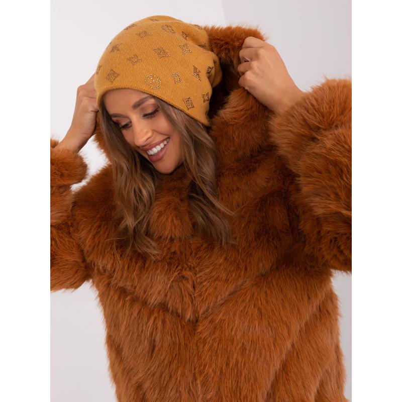 Női sapka SOEL applikációkkal mustár színű