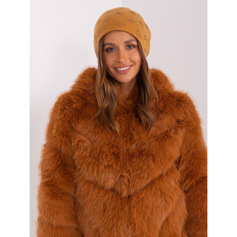 Női sapka SOEL applikációkkal mustár színű