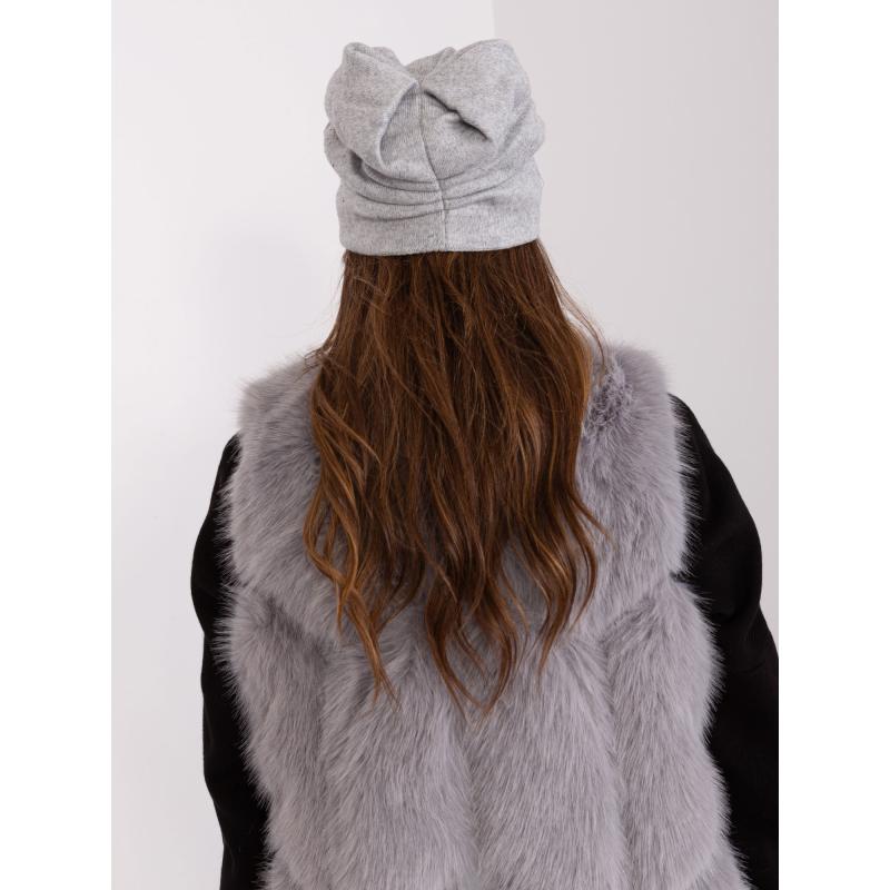 Női sapka UNNI applikációkkal szürke