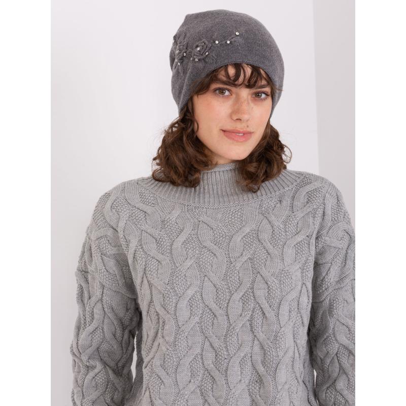 Női sapka applikációval NERTA sötétszürke