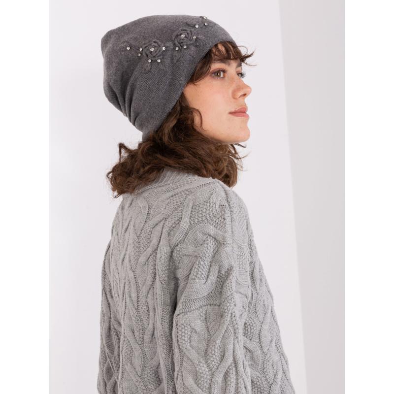 Női sapka applikációval NERTA sötétszürke