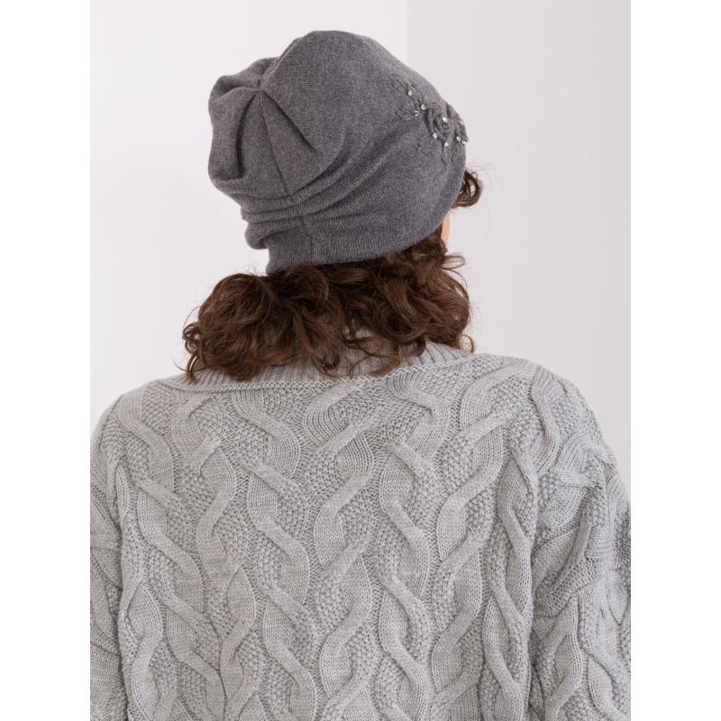 Női sapka applikációval NERTA sötétszürke