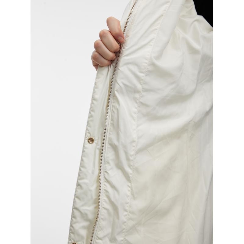 Krémszínű női steppelt kabát műszőrmével