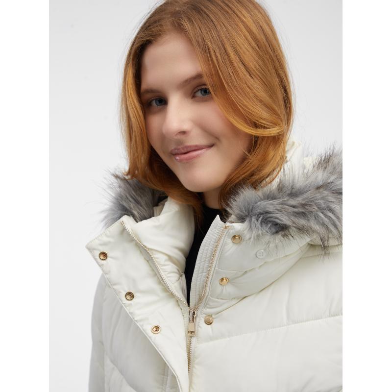 Krémszínű női steppelt kabát műszőrmével