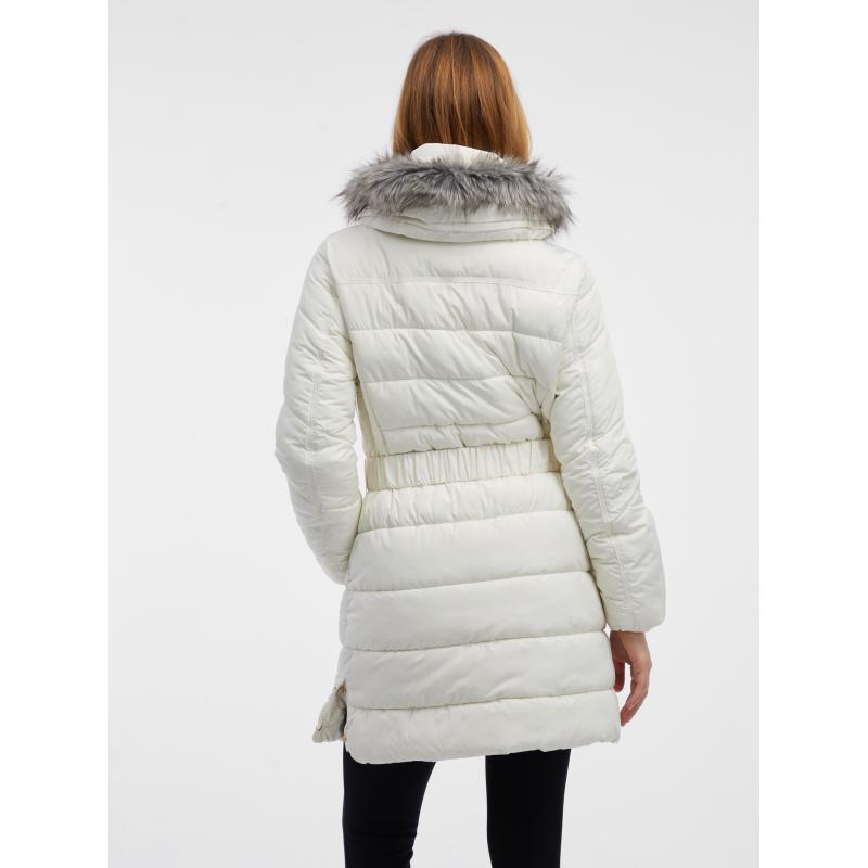 Krémszínű női steppelt kabát műszőrmével