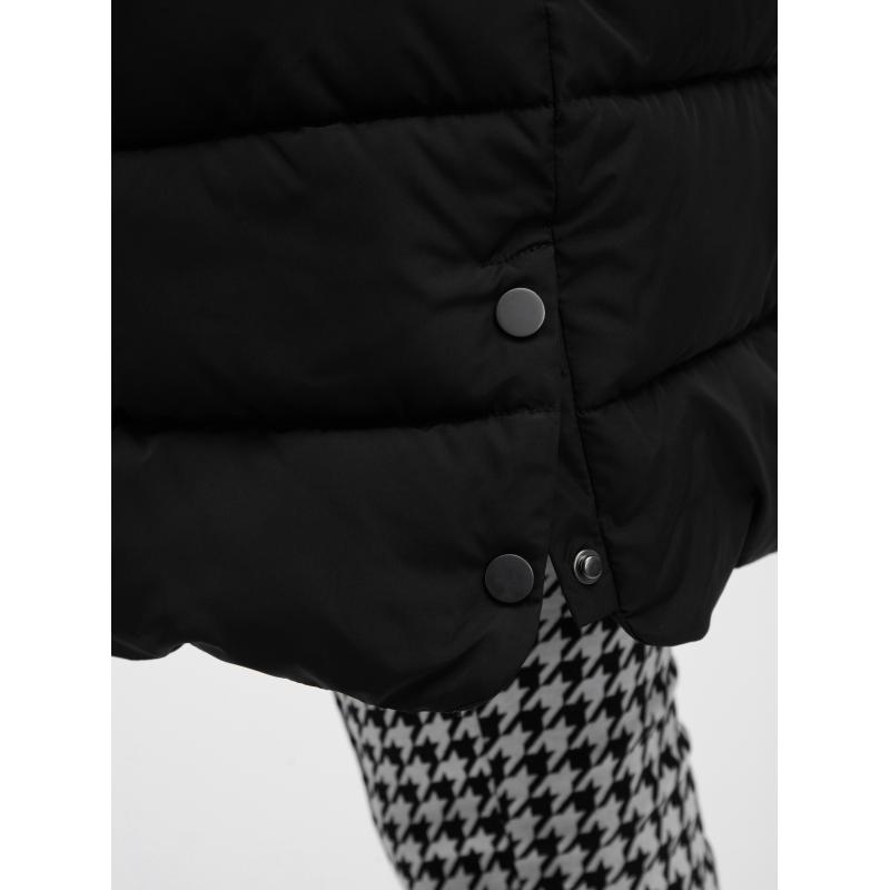 Fekete női steppelt kabát műszőrmével