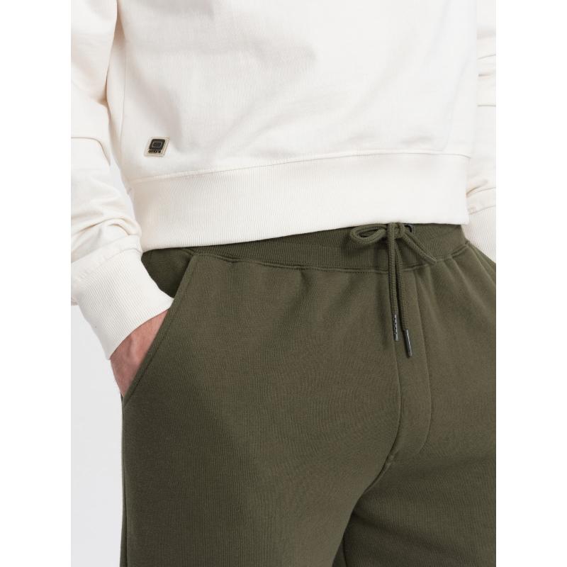 Férfi tréningnadrág steppeléssel és cipzárral a lábán V3 OM-PASK-0147 olívazöld OM-PASK-0147