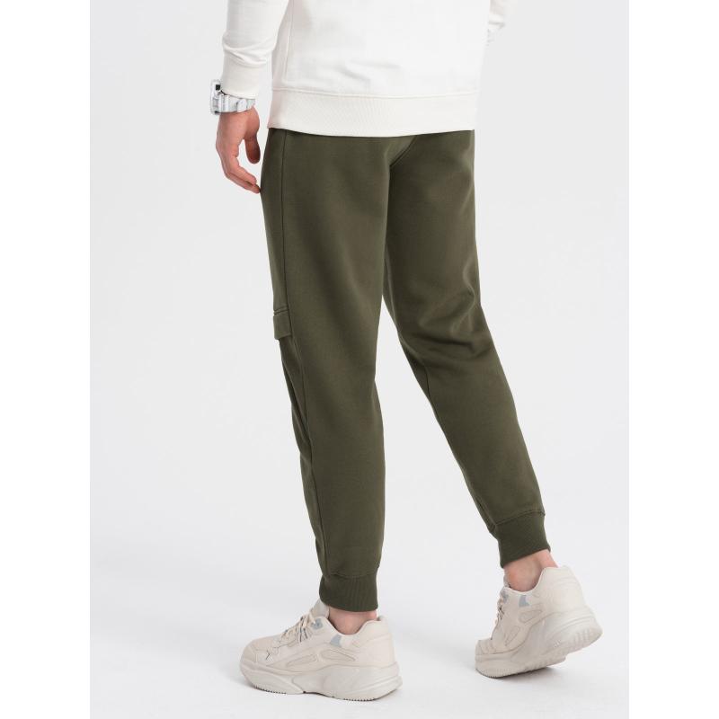 Férfi tréningnadrág steppeléssel és cipzárral a lábán V3 OM-PASK-0147 olívazöld OM-PASK-0147