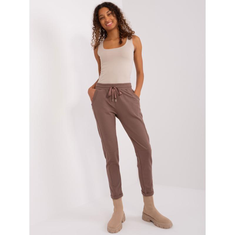 Dámske základné tepláky s vreckami APRILIA hnedé