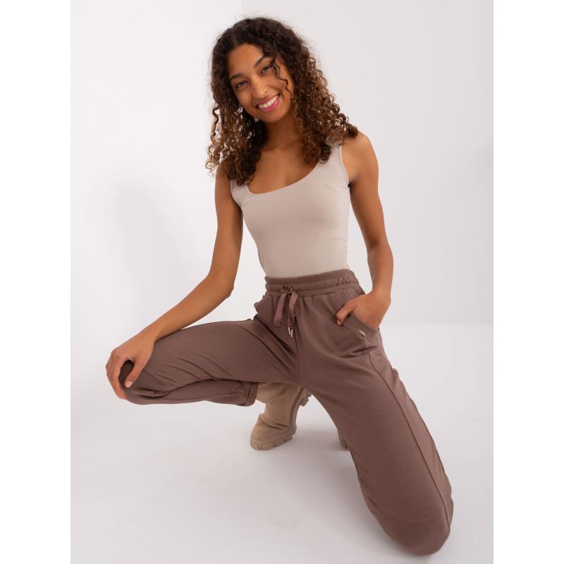 Dámske základné tepláky s vreckami APRILIA hnedé