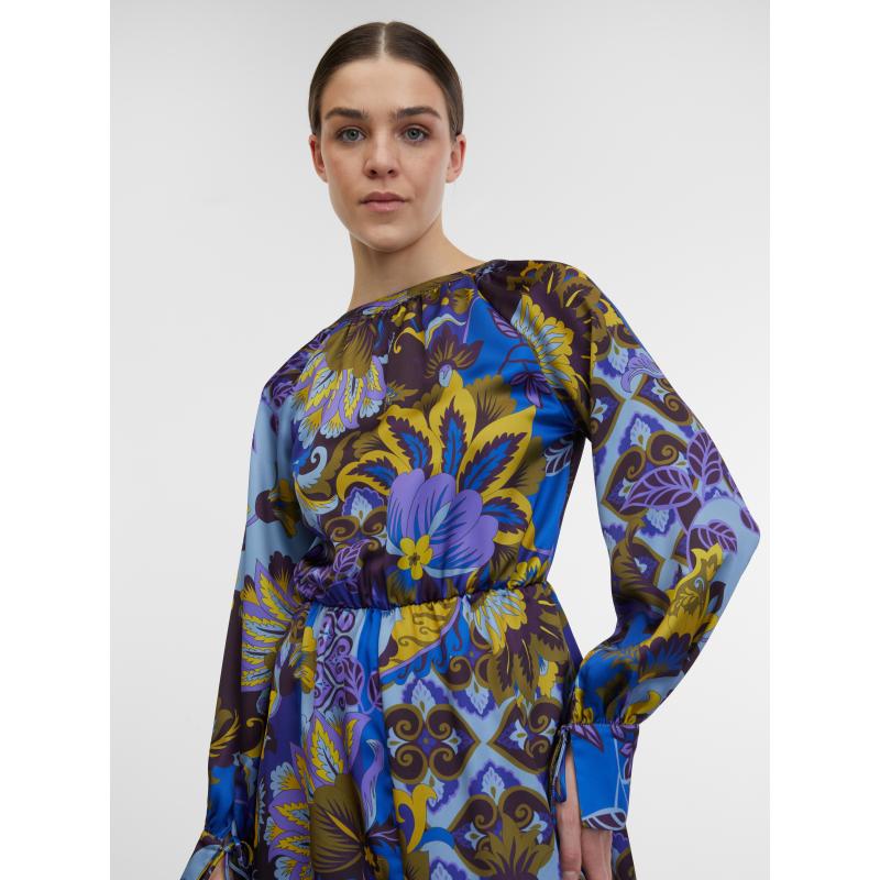 Modré dámské vzorované saténové midišaty