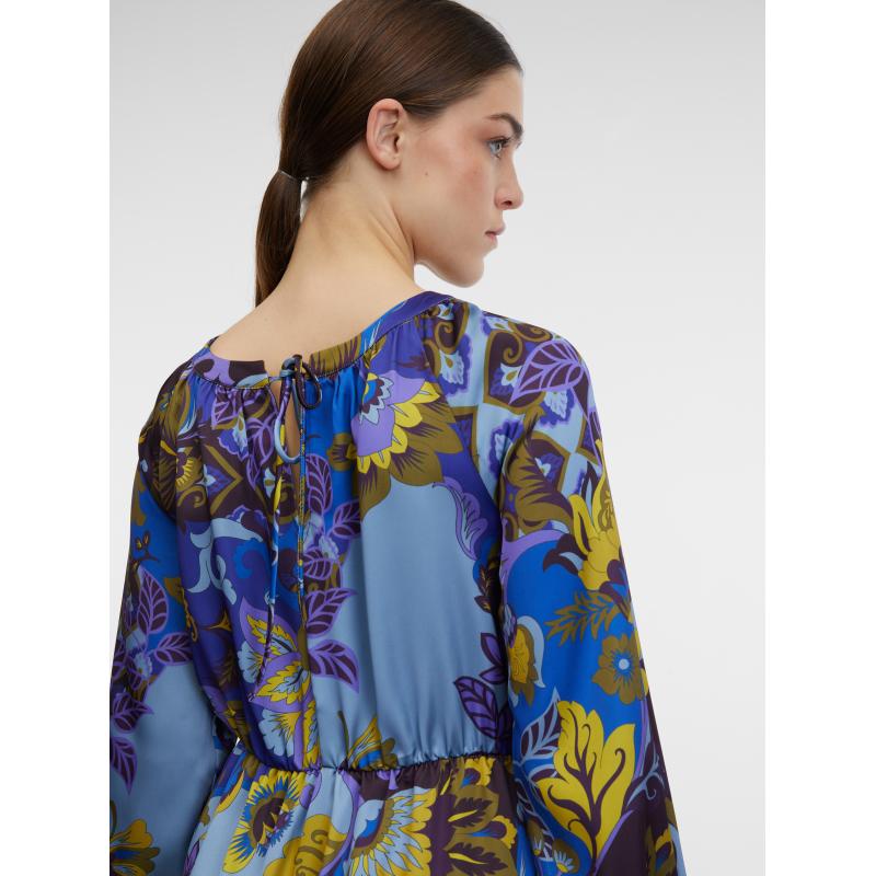 Modré dámské vzorované saténové midišaty