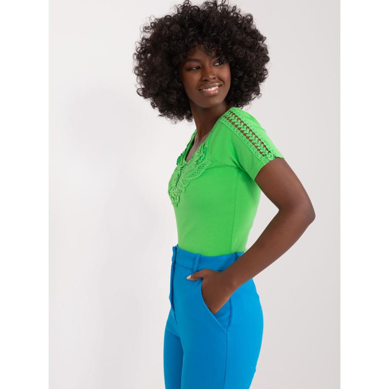 Dámská halenka s krajkou a aplikací MINAS světle zelená 