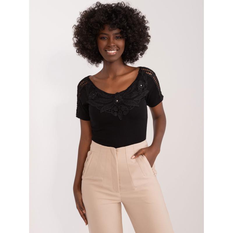 Dámská halenka s krajkou ve výstřihu OMA černá 