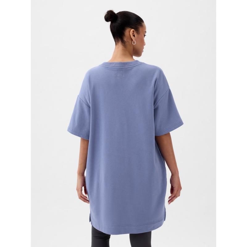 Ruha túlméretezett logóval