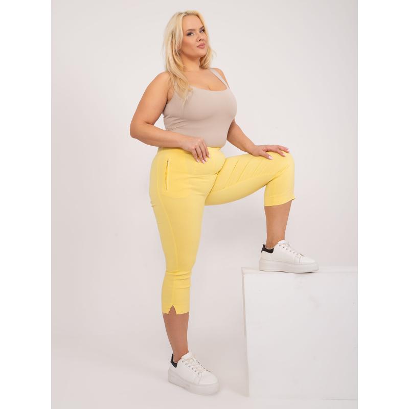 Dámské kalhoty s rozparky 3/4 plus size ROMA světle žluté