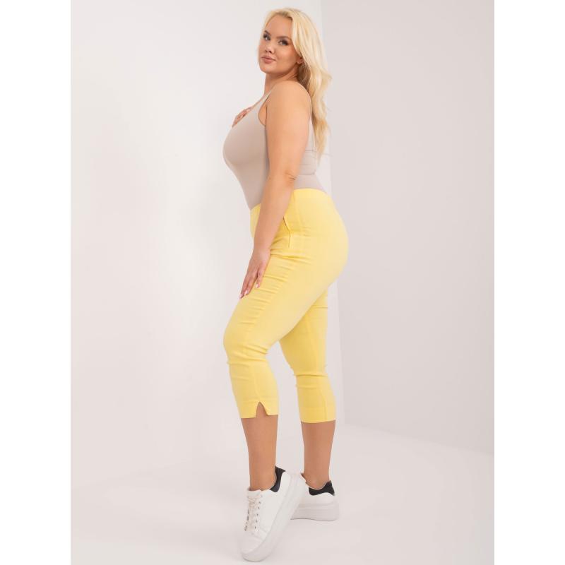Dámské kalhoty s rozparky 3/4 plus size ROMA světle žluté