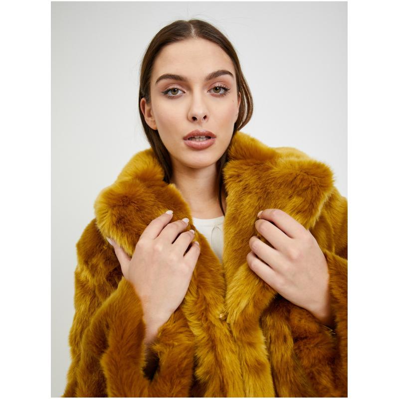 Hořčicový dámský kabát z umělé kožešiny