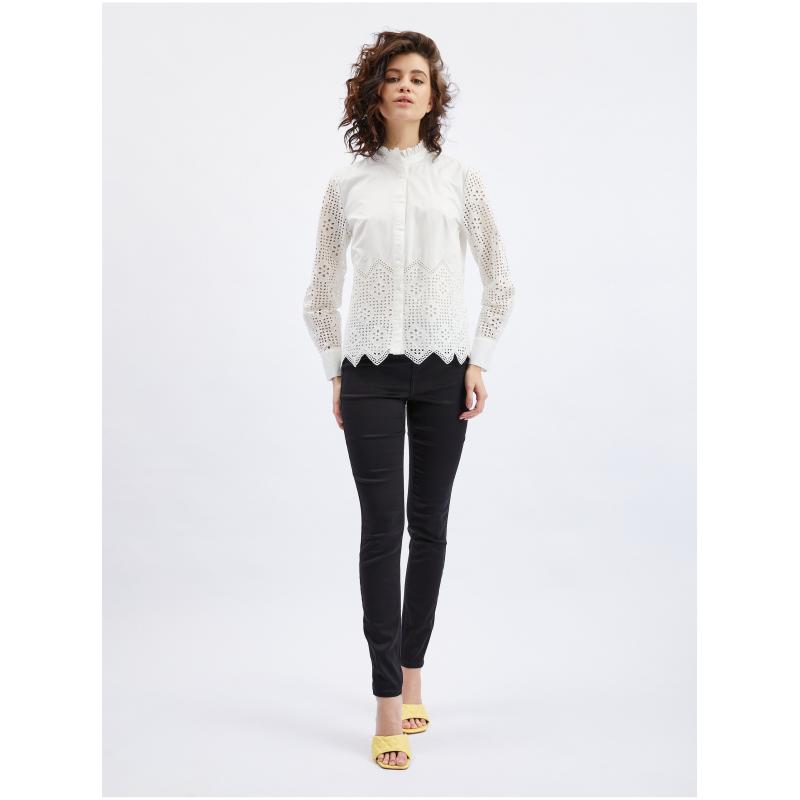 Bílá dámská halenka s ozdobnými detaily