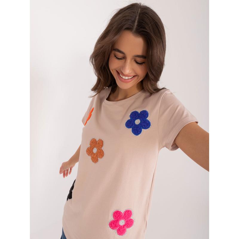 Női póló virágos applikációval BASIC FEEL GOOD sötétbézs színben