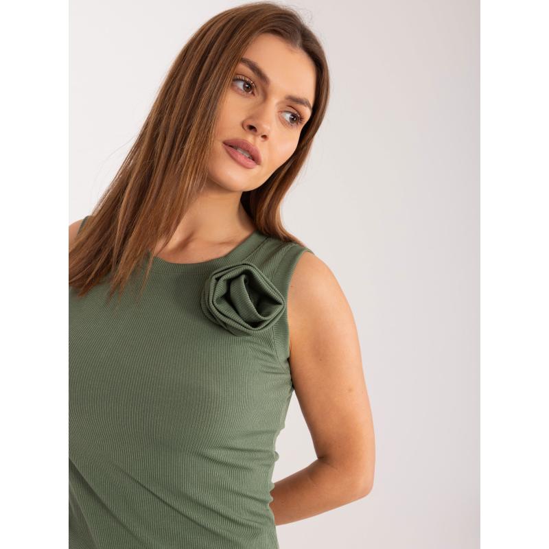 Női top virágos díszítéssel khaki színben