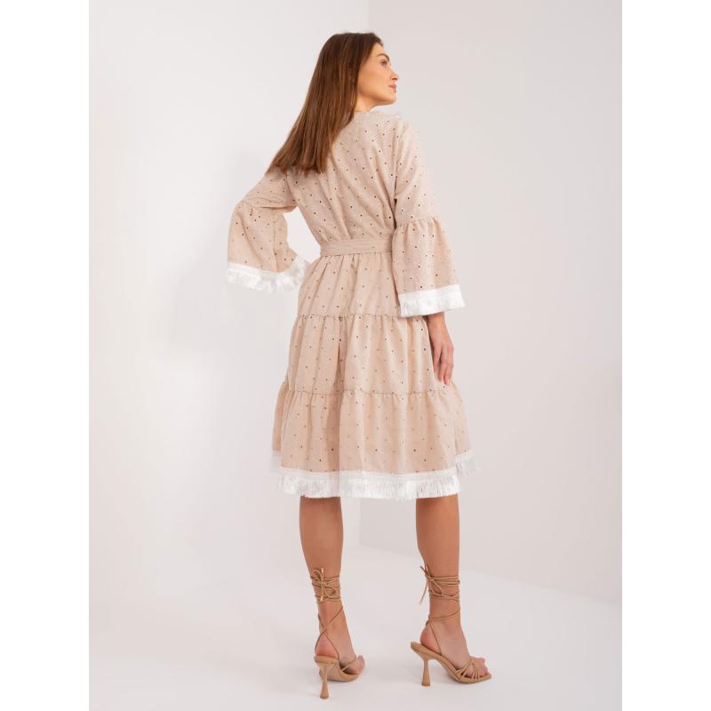 Női fodros övvel díszített ruha bézs színű