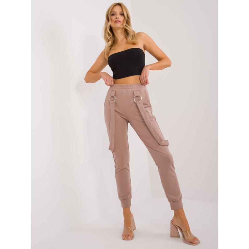 Női melegítőnadrág díszes nadrágtartóval sötétbézs színben