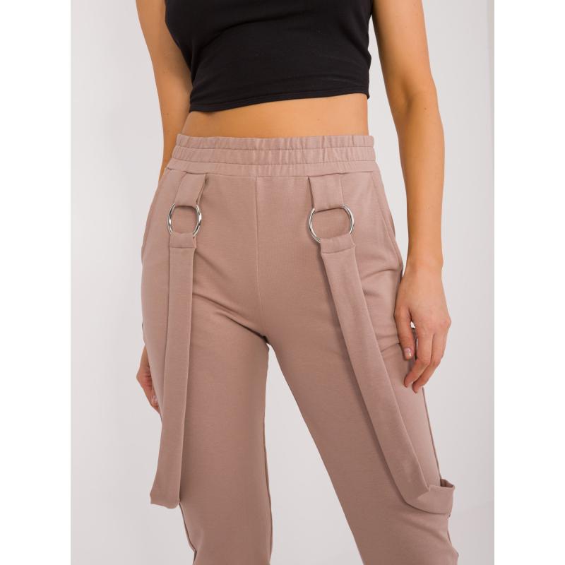 Női melegítőnadrág díszes nadrágtartóval sötétbézs színben